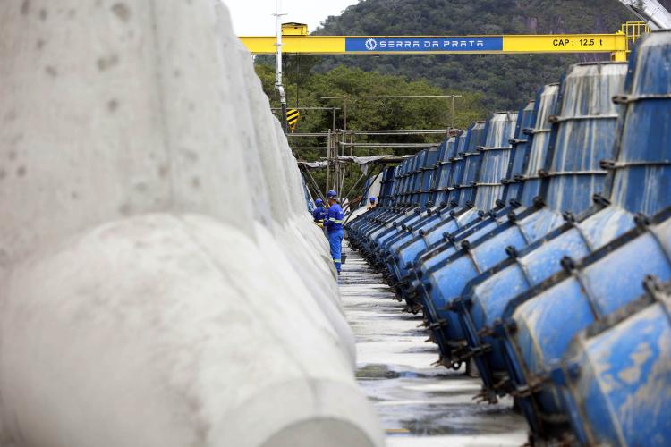 Começam a ser instaladas as peças de concreto que vão preservar a orla de Matinhos