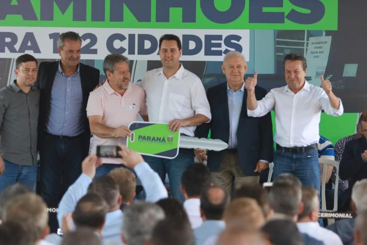 Governador entrega 165 caminhões para reforçar ações ambientais em 132 municípios