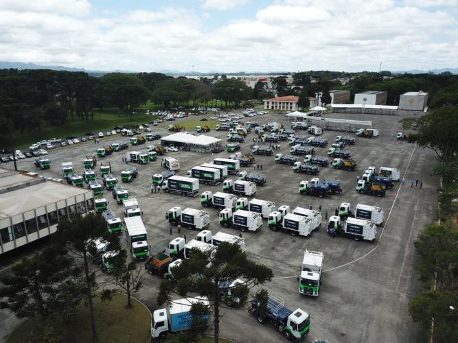 Governador entrega 165 caminhões para reforçar ações ambientais em 132 municípios