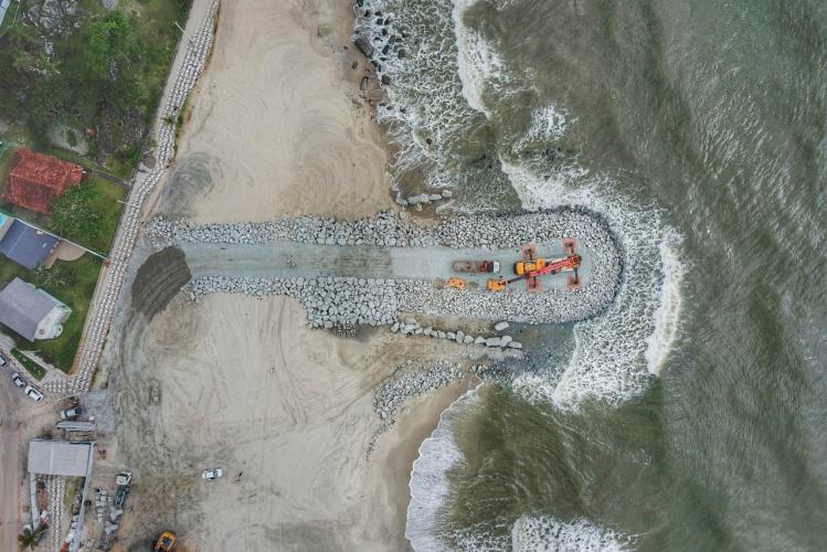 Começam a ser instaladas as peças de concreto que vão preservar a orla de Matinhos