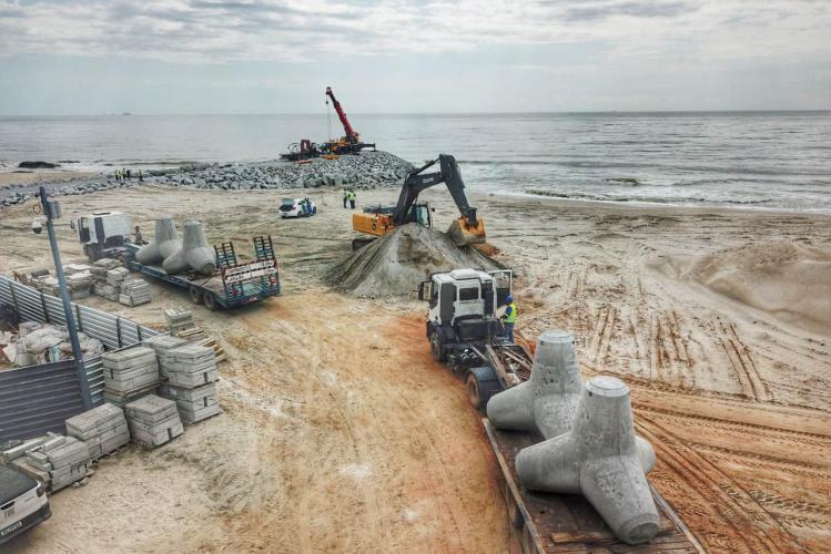 Começam a ser instaladas as peças de concreto que vão preservar a orla de Matinhos