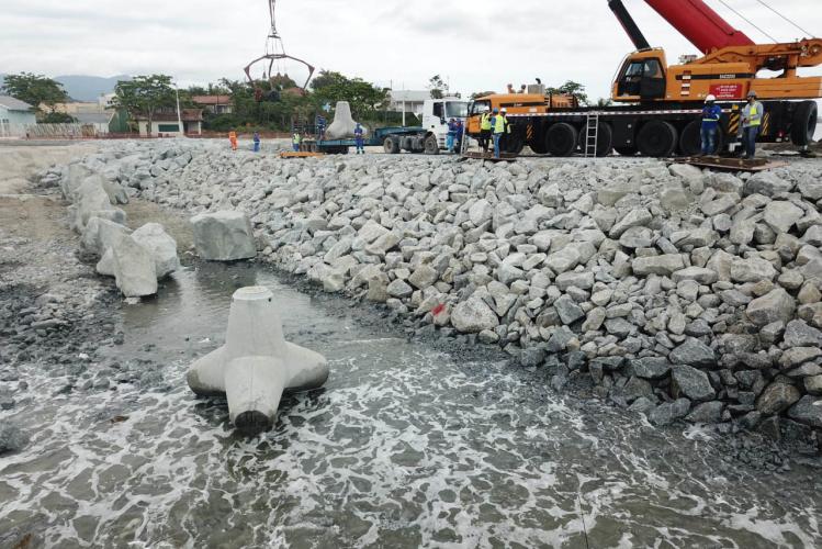 Começam a ser instaladas as peças de concreto que vão preservar a orla de Matinhos
