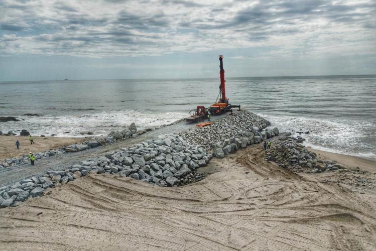Começam a ser instaladas as peças de concreto que vão preservar a orla de Matinhos
