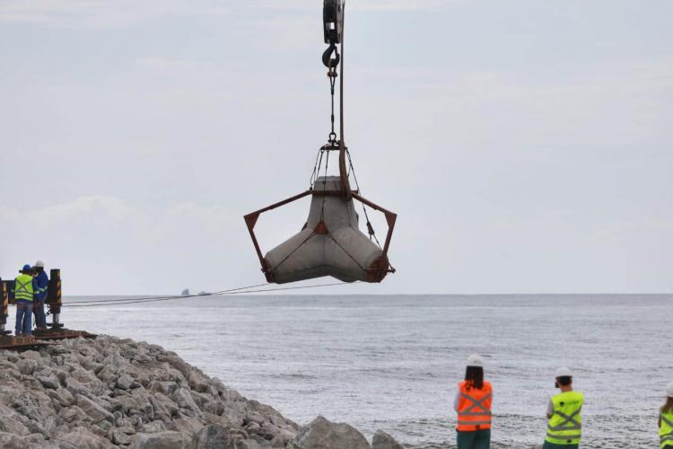Começam a ser instaladas as peças de concreto que vão preservar a orla de Matinhos
