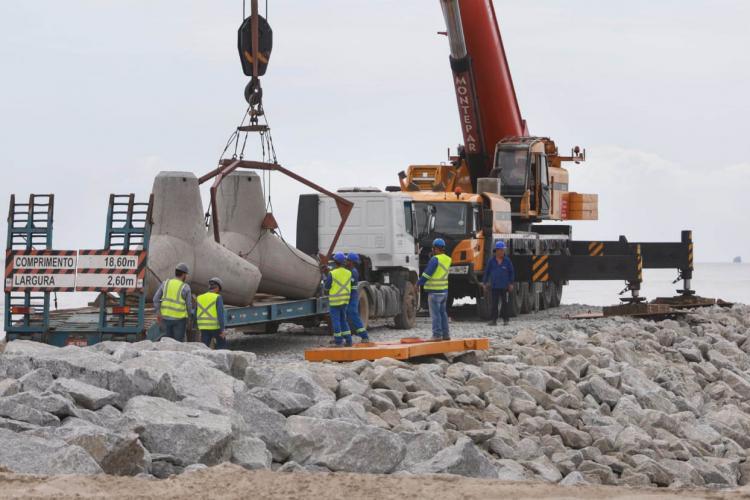 Começam a ser instaladas as peças de concreto que vão preservar a orla de Matinhos