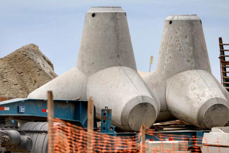 Começam a ser instaladas as peças de concreto que vão preservar a orla de Matinhos