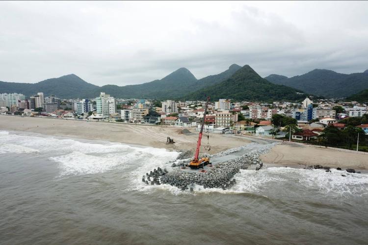 Veranistas devem evitar trechos de obras no litoral, para evitar acidentes