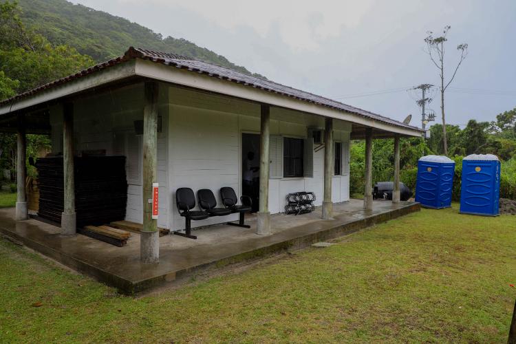 Estado reforça limpeza e coleta de lixo na Ilha do Mel durante a alta temporada