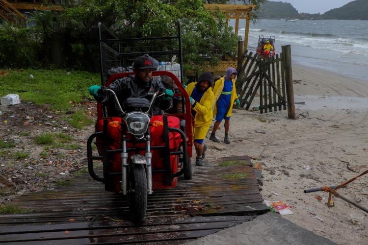 Estado reforça limpeza e coleta de lixo na Ilha do Mel durante a alta temporada
