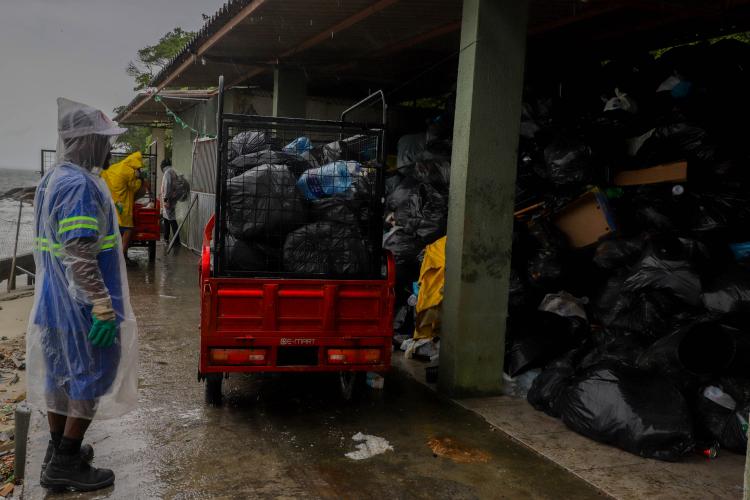 Estado reforça limpeza e coleta de lixo na Ilha do Mel durante a alta temporada