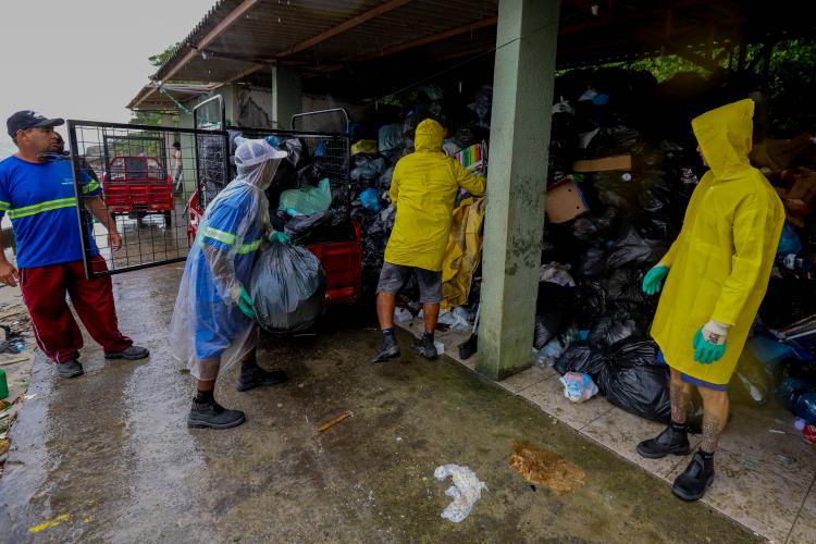 Estado reforça limpeza e coleta de lixo na Ilha do Mel durante a alta temporada