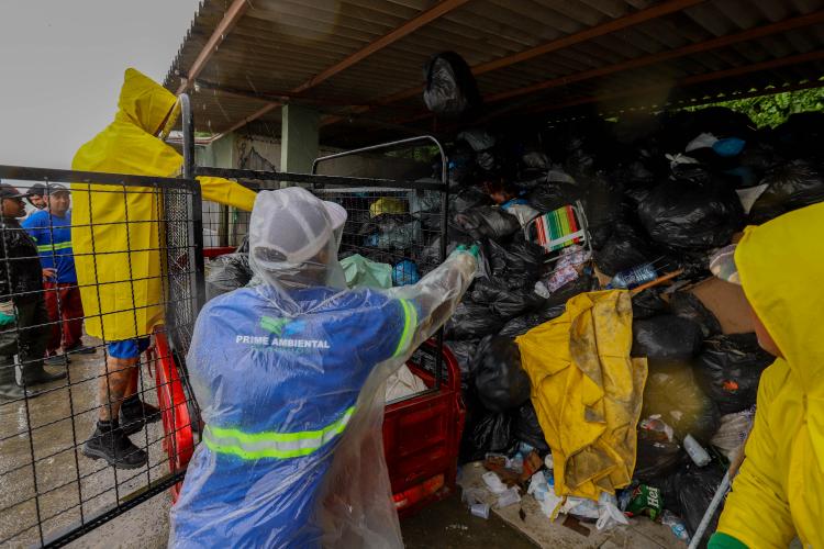 Estado reforça limpeza e coleta de lixo na Ilha do Mel durante a alta temporada