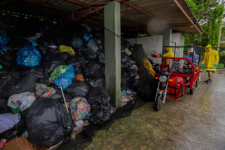 Estado reforça limpeza e coleta de lixo na Ilha do Mel durante a alta temporada