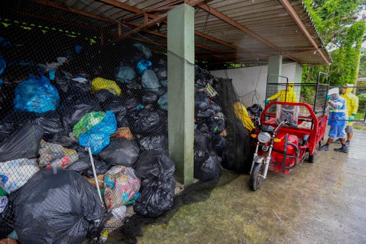 Estado reforça limpeza e coleta de lixo na Ilha do Mel durante a alta temporada