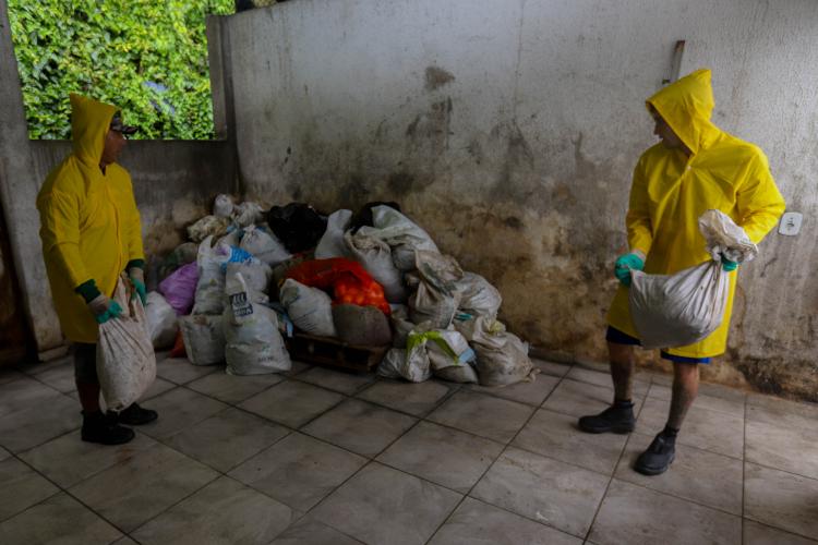 Estado reforça limpeza e coleta de lixo na Ilha do Mel durante a alta temporada