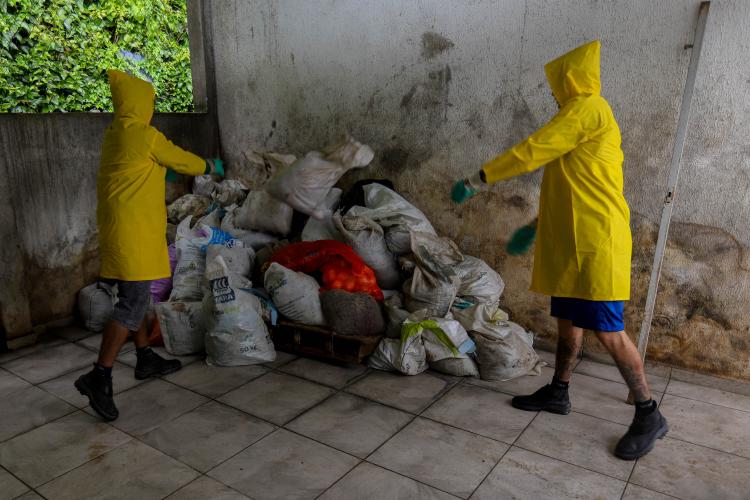 Estado reforça limpeza e coleta de lixo na Ilha do Mel durante a alta temporada