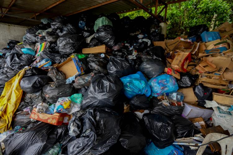 Estado reforça limpeza e coleta de lixo na Ilha do Mel durante a alta temporada