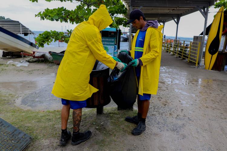 Estado reforça limpeza e coleta de lixo na Ilha do Mel durante a alta temporada