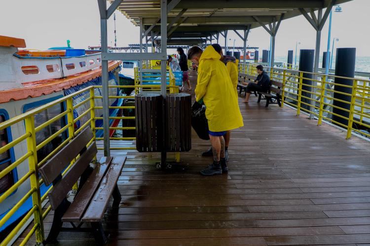 Estado reforça limpeza e coleta de lixo na Ilha do Mel durante a alta temporada