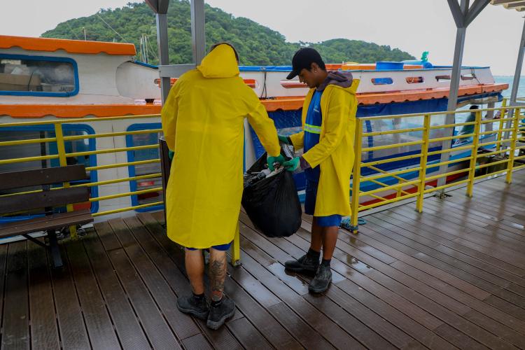 Estado reforça limpeza e coleta de lixo na Ilha do Mel durante a alta temporada