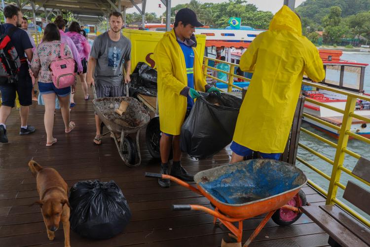Estado reforça limpeza e coleta de lixo na Ilha do Mel durante a alta temporada