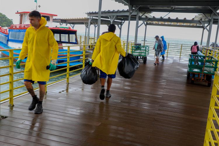 Estado reforça limpeza e coleta de lixo na Ilha do Mel durante a alta temporada