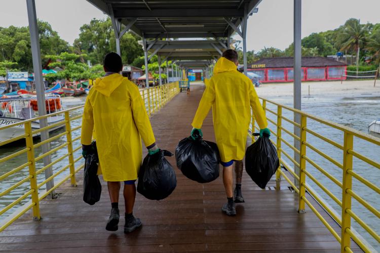 Estado reforça limpeza e coleta de lixo na Ilha do Mel durante a alta temporada