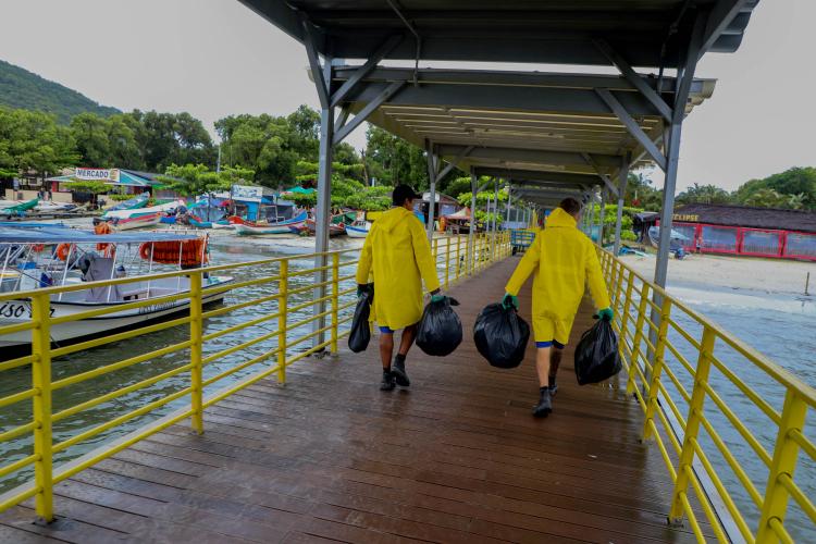 Estado reforça limpeza e coleta de lixo na Ilha do Mel durante a alta temporada