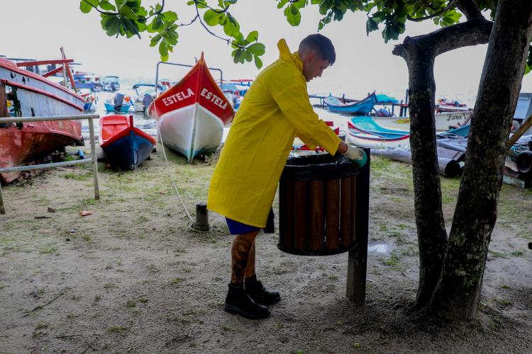 Estado reforça limpeza e coleta de lixo na Ilha do Mel durante a alta temporada