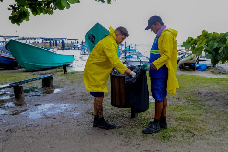 Estado reforça limpeza e coleta de lixo na Ilha do Mel durante a alta temporada