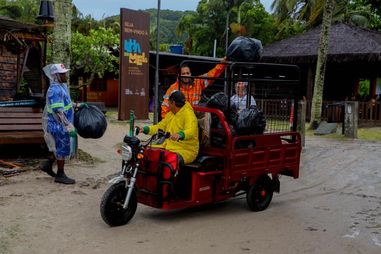 Estado reforça limpeza e coleta de lixo na Ilha do Mel durante a alta temporada