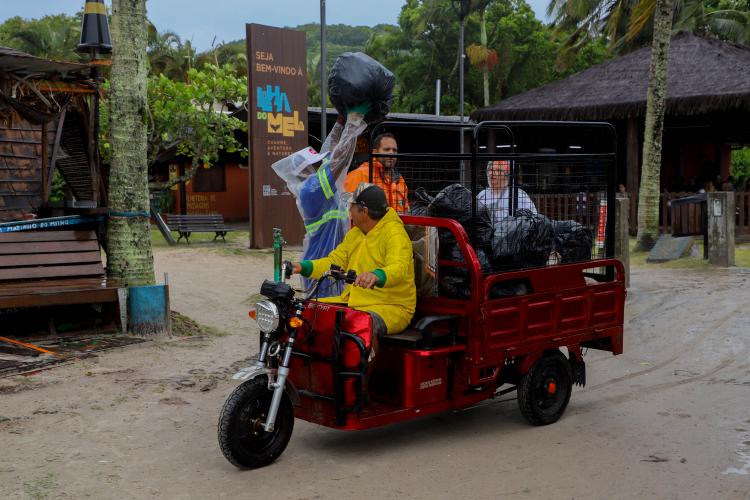 Estado reforça limpeza e coleta de lixo na Ilha do Mel durante a alta temporada