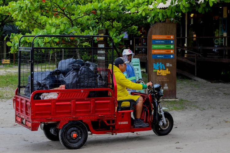 Estado reforça limpeza e coleta de lixo na Ilha do Mel durante a alta temporada