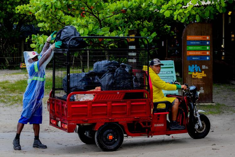 Estado reforça limpeza e coleta de lixo na Ilha do Mel durante a alta temporada