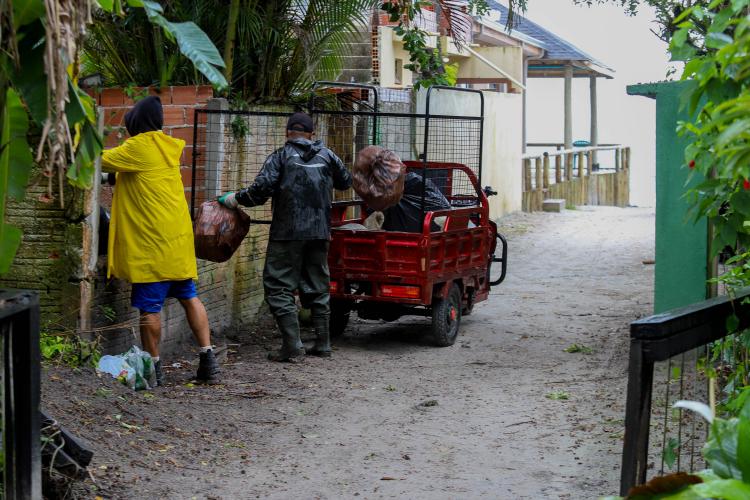 Estado reforça limpeza e coleta de lixo na Ilha do Mel durante a alta temporada