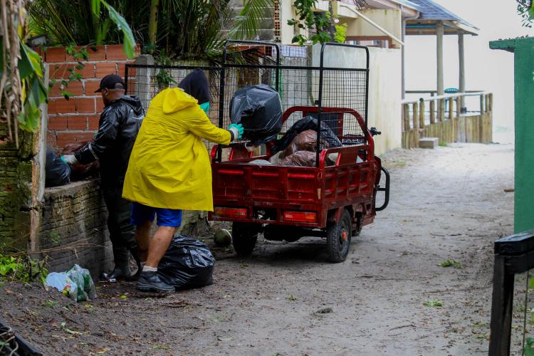 Estado reforça limpeza e coleta de lixo na Ilha do Mel durante a alta temporada