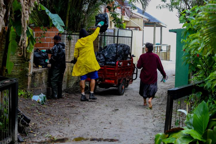 Estado reforça limpeza e coleta de lixo na Ilha do Mel durante a alta temporada