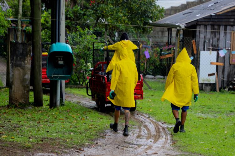 Estado reforça limpeza e coleta de lixo na Ilha do Mel durante a alta temporada