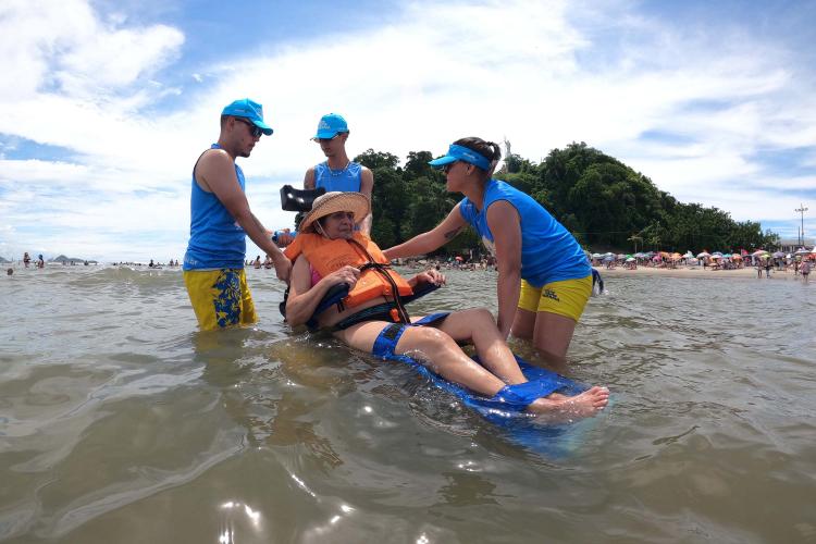 Cadeiras anfíbias facilitam deslocamentos de pessoas com deficiência na Ilha do Mel