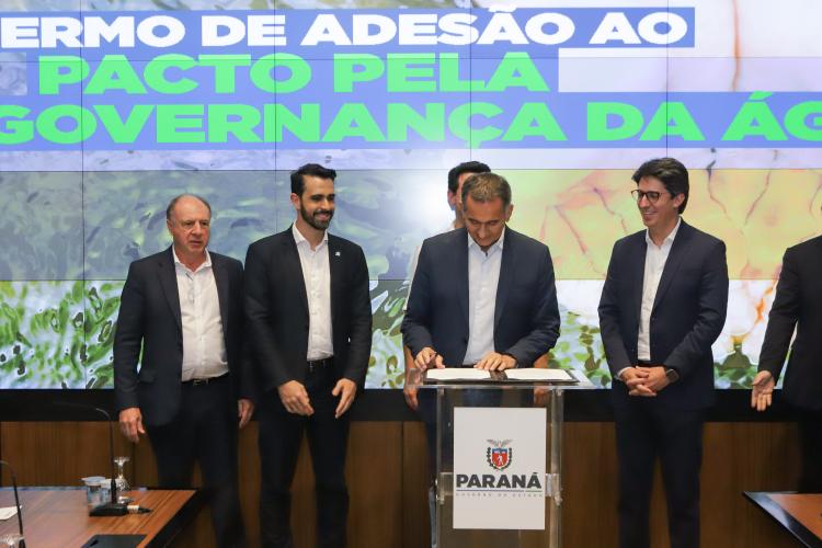O governador Carlos Massa Ratinho Junior e o ministro da Integração e do Desenvolvimento Regional, Waldez Góes, assinaram nesta segunda-feira (18) a adesão do Paraná ao Pacto pela Governança da Água, que é gerenciado pela Agência Nacional de Águas e Saneamento Básico (ANA).