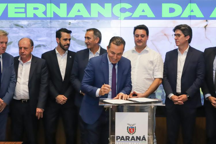 O governador Carlos Massa Ratinho Junior e o ministro da Integração e do Desenvolvimento Regional, Waldez Góes, assinaram nesta segunda-feira (18) a adesão do Paraná ao Pacto pela Governança da Água, que é gerenciado pela Agência Nacional de Águas e Saneamento Básico (ANA).