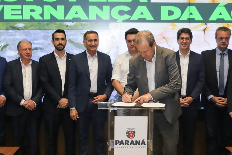 O governador Carlos Massa Ratinho Junior e o ministro da Integração e do Desenvolvimento Regional, Waldez Góes, assinaram nesta segunda-feira (18) a adesão do Paraná ao Pacto pela Governança da Água, que é gerenciado pela Agência Nacional de Águas e Saneamento Básico (ANA).