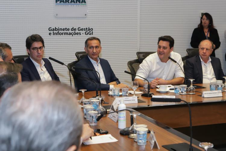 O governador Carlos Massa Ratinho Junior e o ministro da Integração e do Desenvolvimento Regional, Waldez Góes, assinaram nesta segunda-feira (18) a adesão do Paraná ao Pacto pela Governança da Água, que é gerenciado pela Agência Nacional de Águas e Saneamento Básico (ANA).