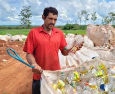 O coletor de recicláveis Elias Alves de Oliveira com o presidente do Instituto Água e Terra (IAT), Everton Souza; o prefeito de Itaúna do Sul, Gilson José de Gois; além de técnicos da prefeitura local.