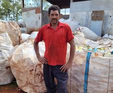 O coletor de recicláveis Elias Alves de Oliveira com o presidente do Instituto Água e Terra (IAT), Everton Souza; o prefeito de Itaúna do Sul, Gilson José de Gois; além de técnicos da prefeitura local.