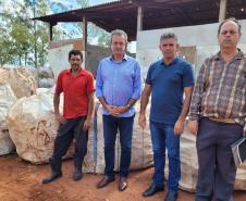 O coletor de recicláveis Elias Alves de Oliveira com o presidente do Instituto Água e Terra (IAT), Everton Souza; o prefeito de Itaúna do Sul, Gilson José de Gois; além de técnicos da prefeitura local.