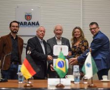 O Paraná assinou nesta quinta-feira (4) acordo de cooperação bilateral com o estado alemão de Meckenburg-Vorpommen, da região Nordeste do país europeu. A cooperação é na área de sustentabilidade, principalmente em ações de energias renováveis, tecnologias ambientais e economia circular.