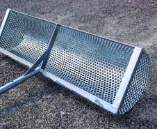 Eco-peneira para limpeza da areia, destinada aos adultos, que estimula a coleta seletiva e a reciclagem