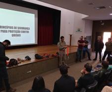 Profissionais do IAT começaram a ser treinados por oficiais do Corpo de Bombeiros para o trabalho em altura. 
