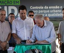 Loanda, 21 de junho de 2024 - O governador Carlos Massa Ratinho Junior assinou, em Loanda, a Ordem de Serviço para o início da obra de controle e recuperação da erosão no Emissário Água da Mina.